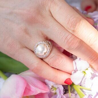The perfect pearl ring to bring in this new season 