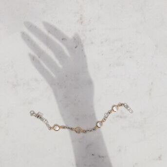Silhouettes and bracelets. The perfect recipe for your jewelry mood board. This chain bracelet has 