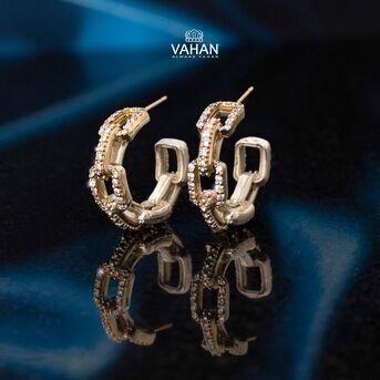 Discover VAHANs beloved luxe link earring design with stunning diamonds set in K Gold. VAHANEarring